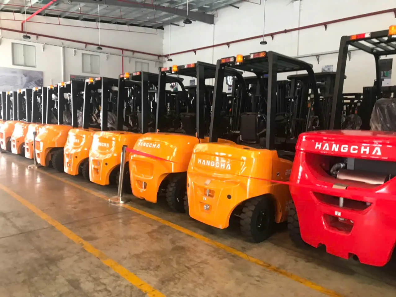 Nên thuê xe nâng hay mới